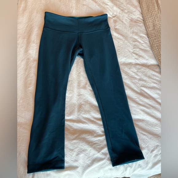 Lulu Lemon Reversible Cropped Leggings - Picture 5 of 5